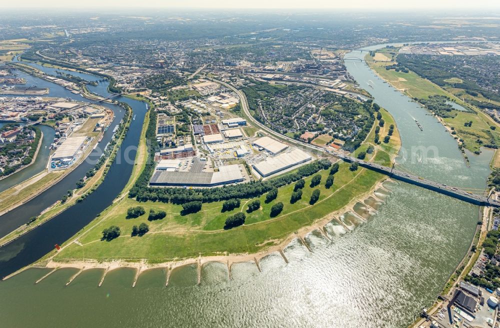 Aerial image Duisburg - Curved loop of the riparian zones on the course of the river Ruhr in Duisburg in the state North Rhine-Westphalia, Germany