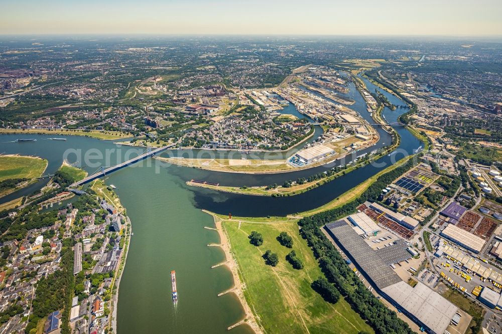 Aerial photograph Duisburg - Curved loop of the riparian zones on the course of the river Ruhr in Duisburg in the state North Rhine-Westphalia, Germany