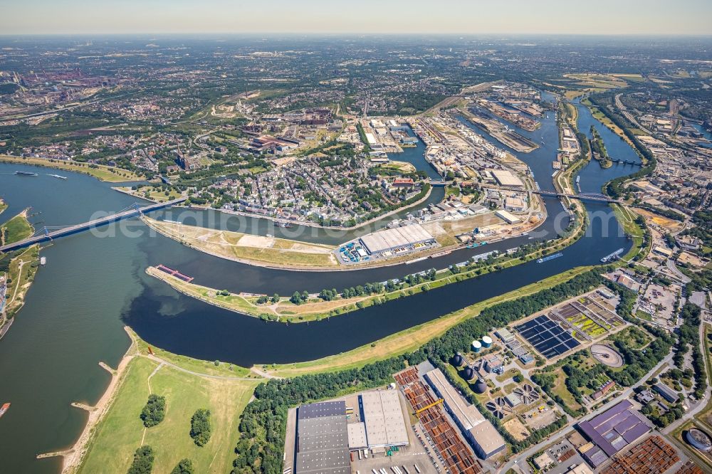 Duisburg from above - Curved loop of the riparian zones on the course of the river Ruhr in Duisburg in the state North Rhine-Westphalia, Germany