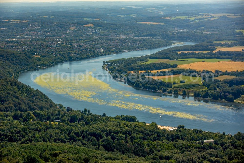 Aerial photograph Essen - Curved loop of the riparian zones on the course of the river the Ruhr in Essen in the state North Rhine-Westphalia