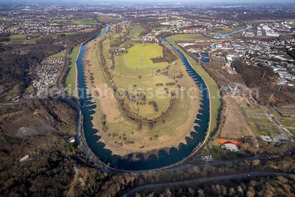 Aerial photograph Hattingen - Curved loop of the riparian zones on the course of the river Ruhr - in Hattingen in the state North Rhine-Westphalia, Germany