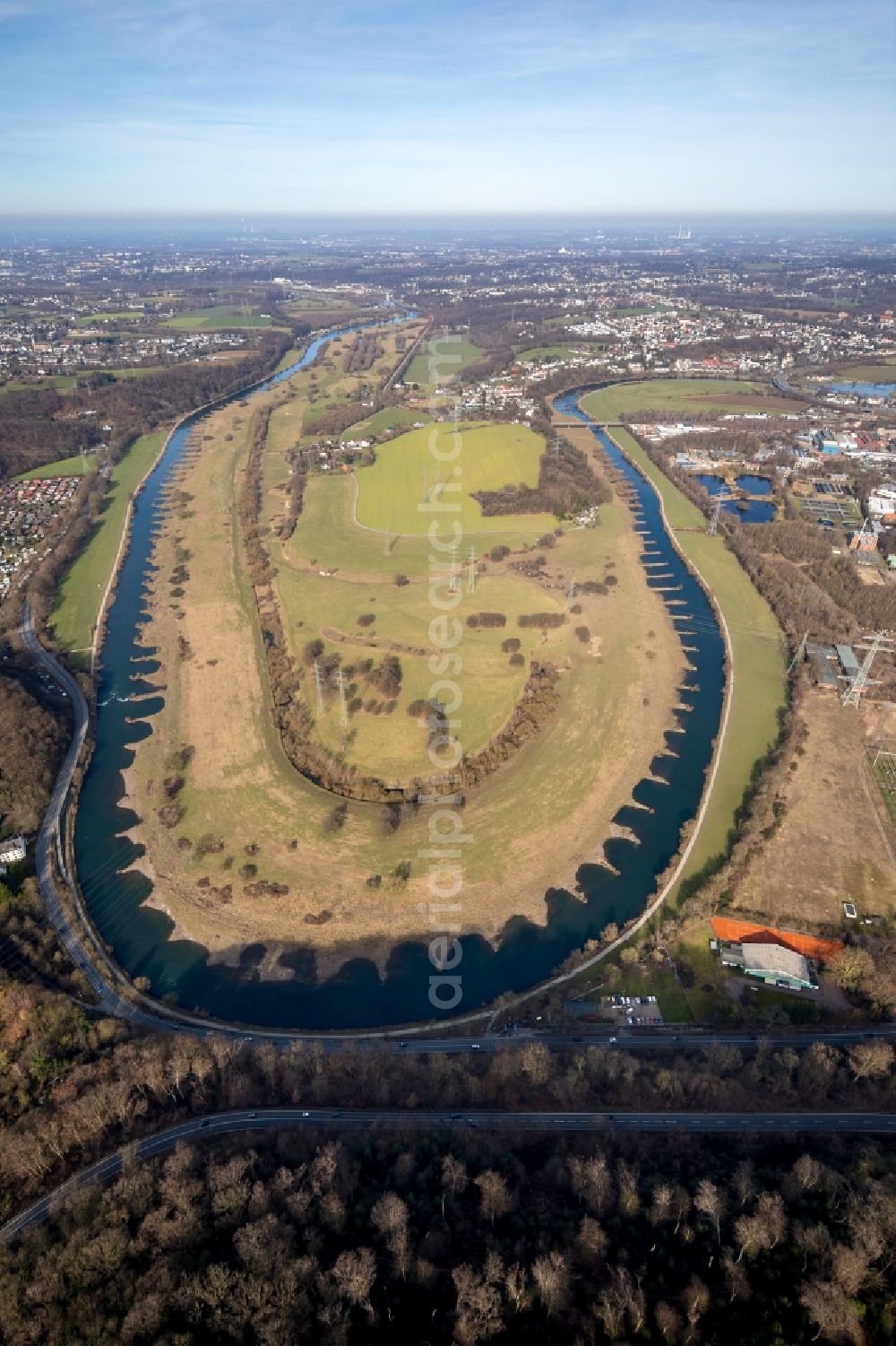 Hattingen from the bird's eye view: Curved loop of the riparian zones on the course of the river Ruhr - in Hattingen in the state North Rhine-Westphalia, Germany