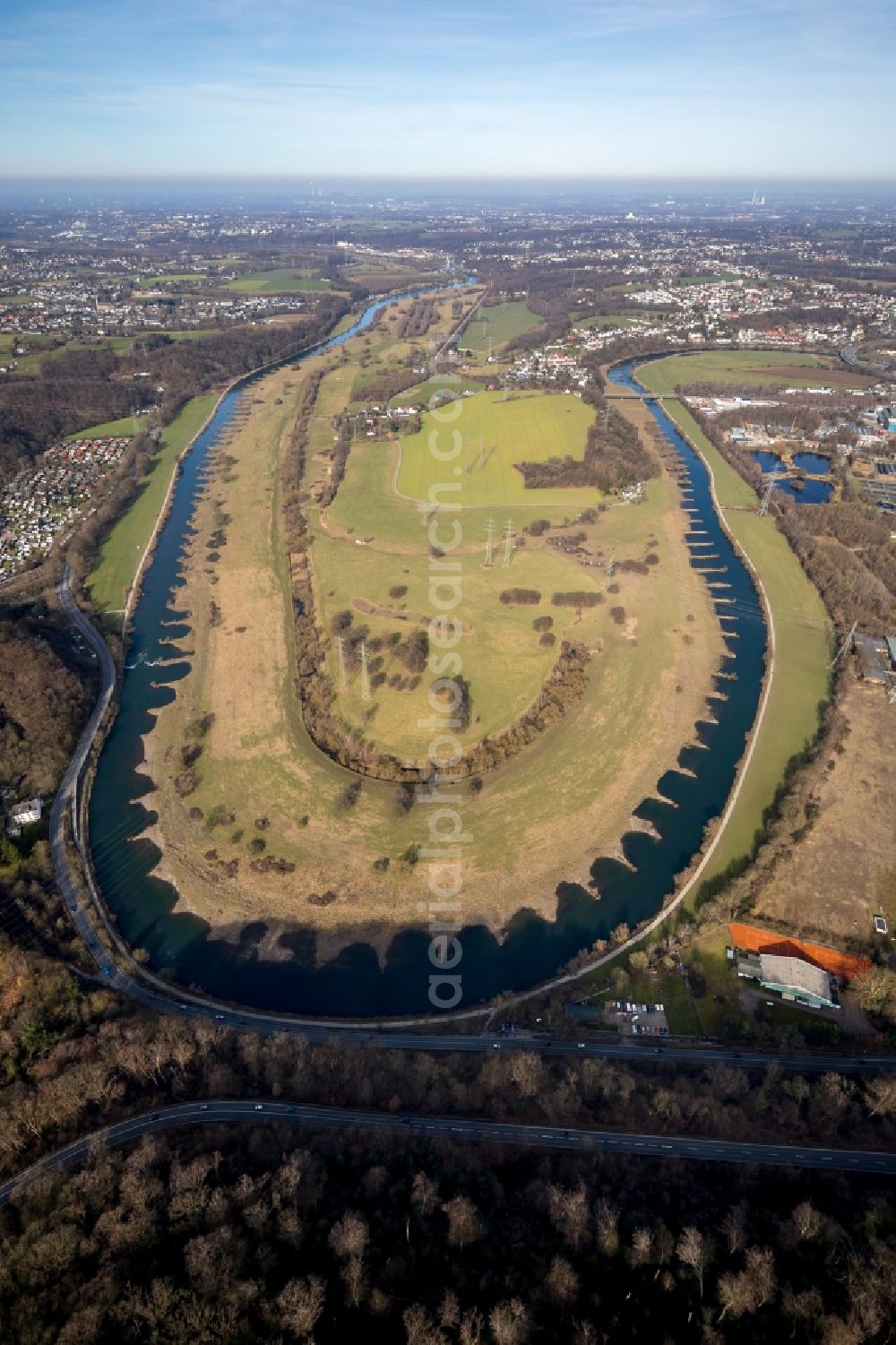 Aerial image Hattingen - Curved loop of the riparian zones on the course of the river Ruhr - in Hattingen in the state North Rhine-Westphalia, Germany