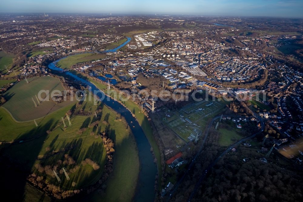 Aerial photograph Hattingen - Curved loop of the riparian zones on the course of the river Ruhr in Hattingen in the state North Rhine-Westphalia, Germany