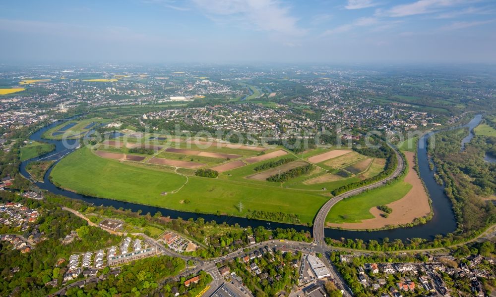 Aerial photograph Essen - Curved loop of the riparian zones on the course of the river Ruhrbogen of Ruhrhalbinsel Ueberruhr in Essen in the state North Rhine-Westphalia