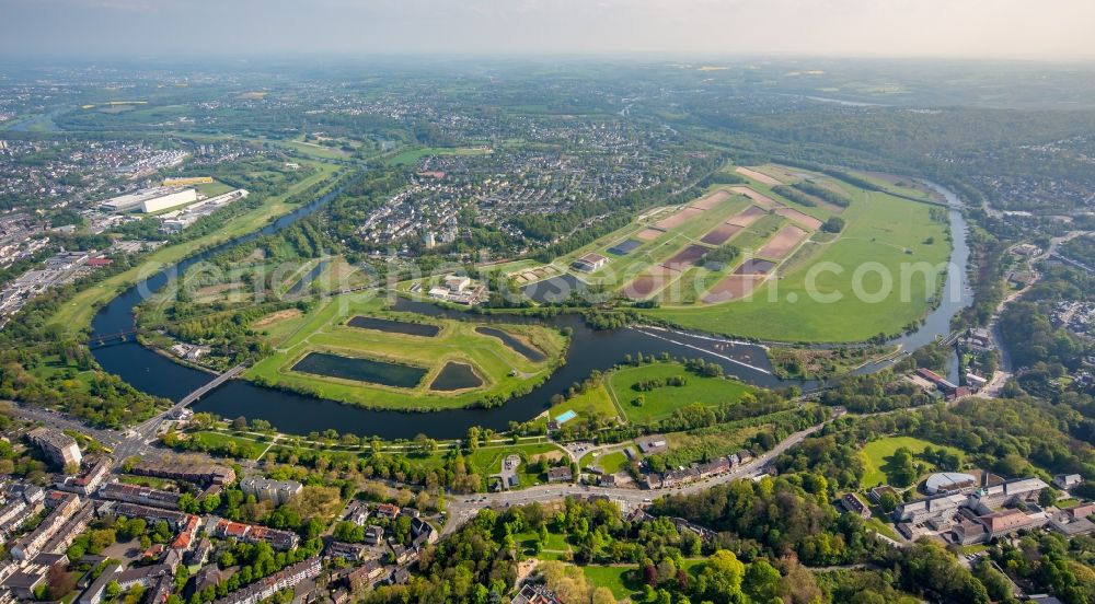 Essen from the bird's eye view: Curved loop of the riparian zones on the course of the river Ruhrbogen of Ruhrhalbinsel Ueberruhr in Essen in the state North Rhine-Westphalia