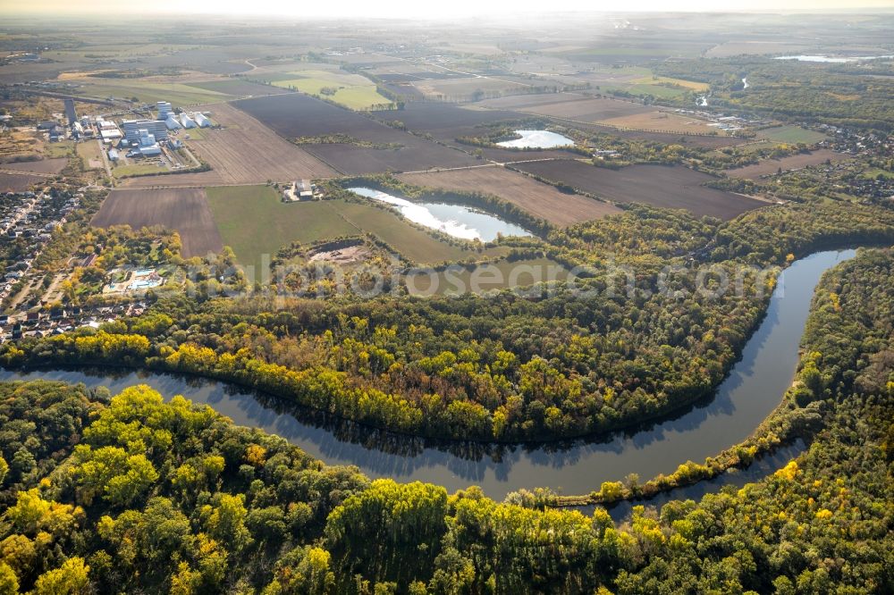 Aderstedt from the bird's eye view: Curved loop of the riparian zones on the course of the river Saale in Aderstedt in the state Saxony-Anhalt, Germany