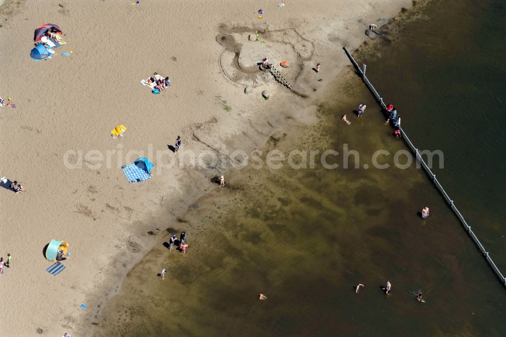 Bremen from the bird's eye view: Sandy beach areas on the Achterdieksee in the district Oberneuland in Bremen, Germany