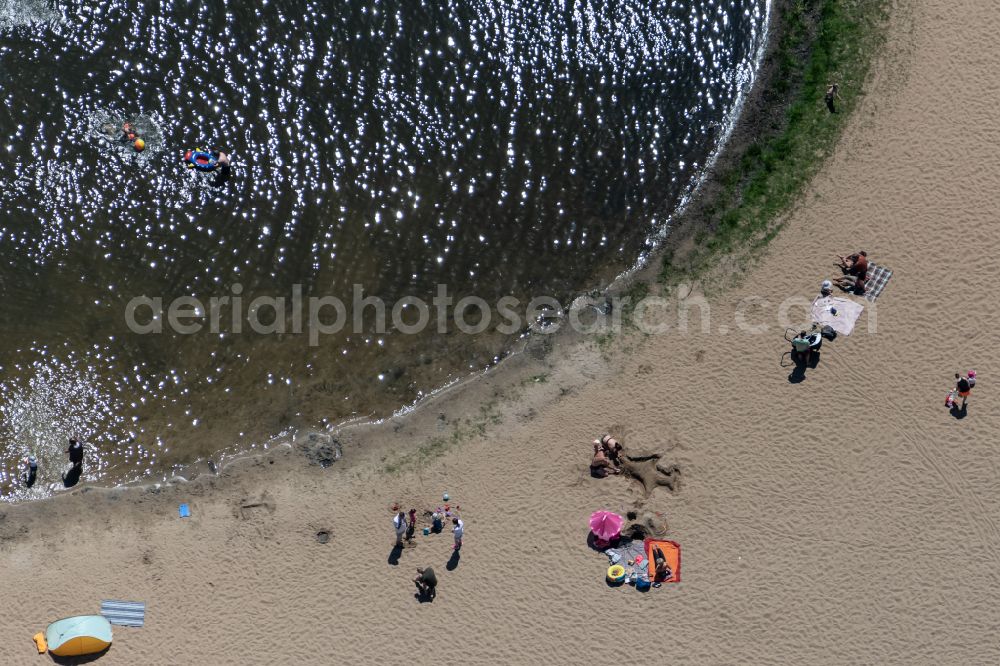 Aerial image Bremen - Sandy beach areas on the Achterdieksee in the district Oberneuland in Bremen, Germany