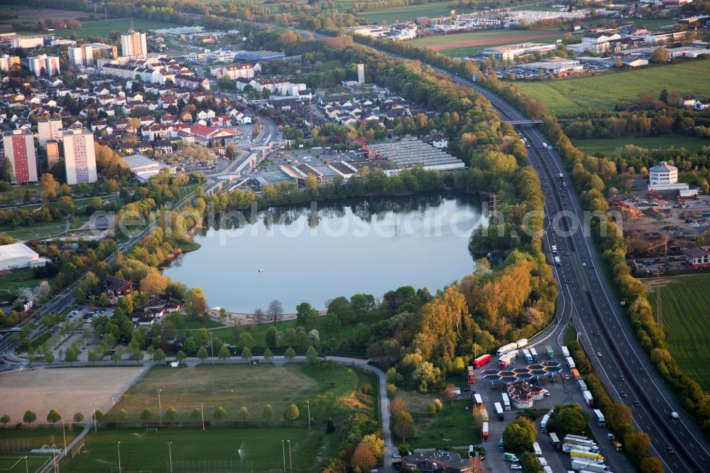 Aerial photograph Bensheim - Sandy beach areas on the Badesee Bensheim in Bensheim in the state Hesse