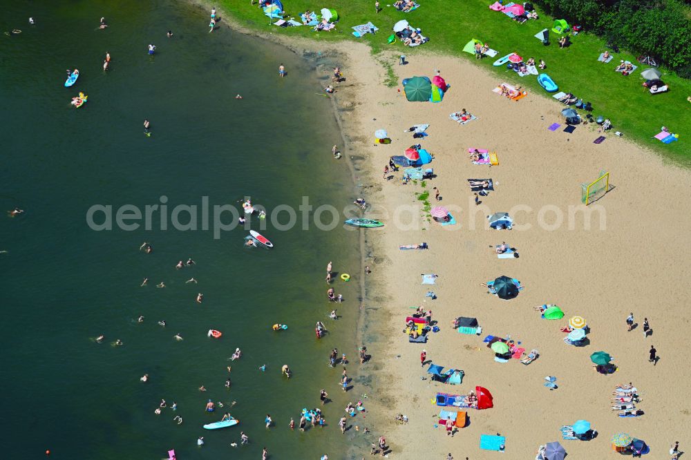 Aerial image Petershagen - Sandy beach areas on the Badesee Lahde on street Friller Strasse in the district Timpen in Petershagen in the state North Rhine-Westphalia, Germany