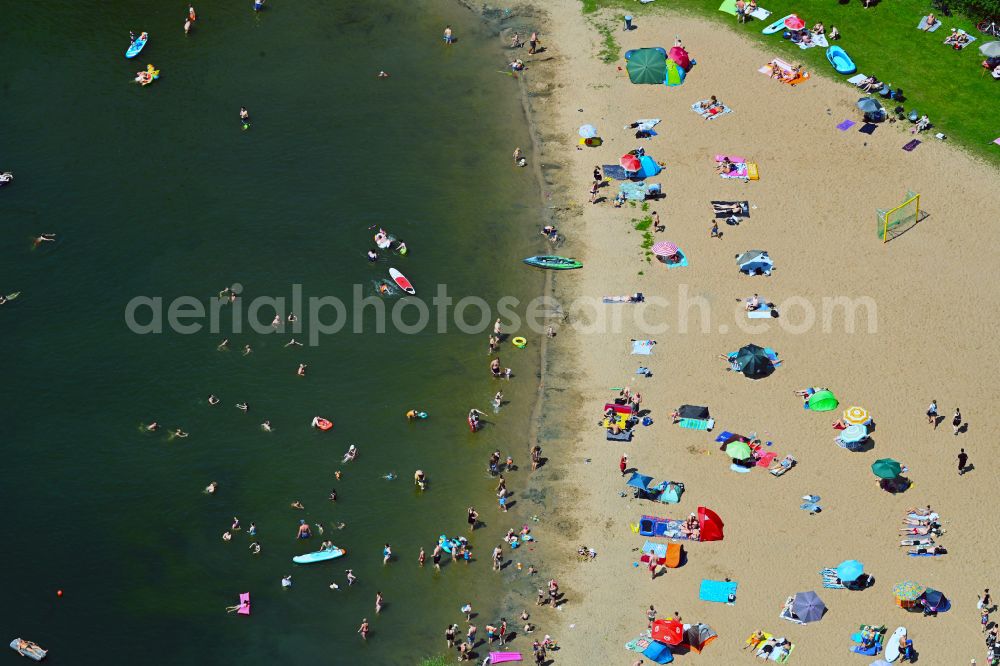 Aerial photograph Petershagen - Sandy beach areas on the Badesee Lahde on street Friller Strasse in the district Timpen in Petershagen in the state North Rhine-Westphalia, Germany