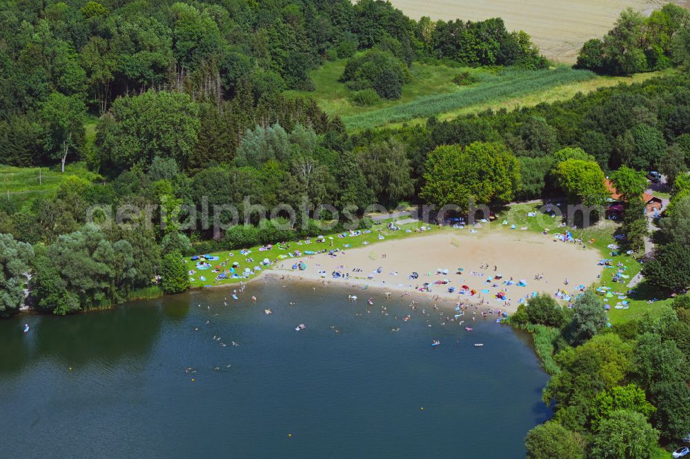 Aerial photograph Petershagen - Sandy beach areas on the Badesee Lahde on street Friller Strasse in the district Timpen in Petershagen in the state North Rhine-Westphalia, Germany