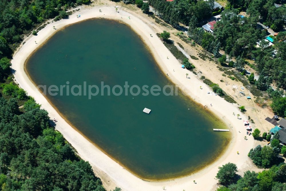 Wesendorf from the bird's eye view: Sandy beach areas on the - Badesee in Wesendorf in the state Lower Saxony, Germany