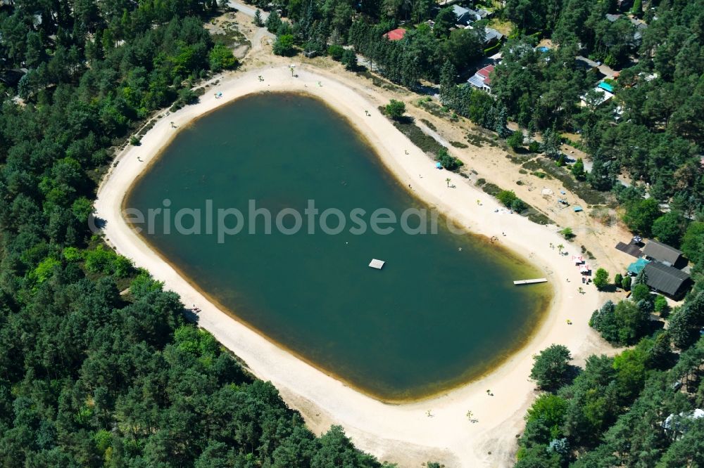 Aerial image Wesendorf - Sandy beach areas on the - Badesee in Wesendorf in the state Lower Saxony, Germany