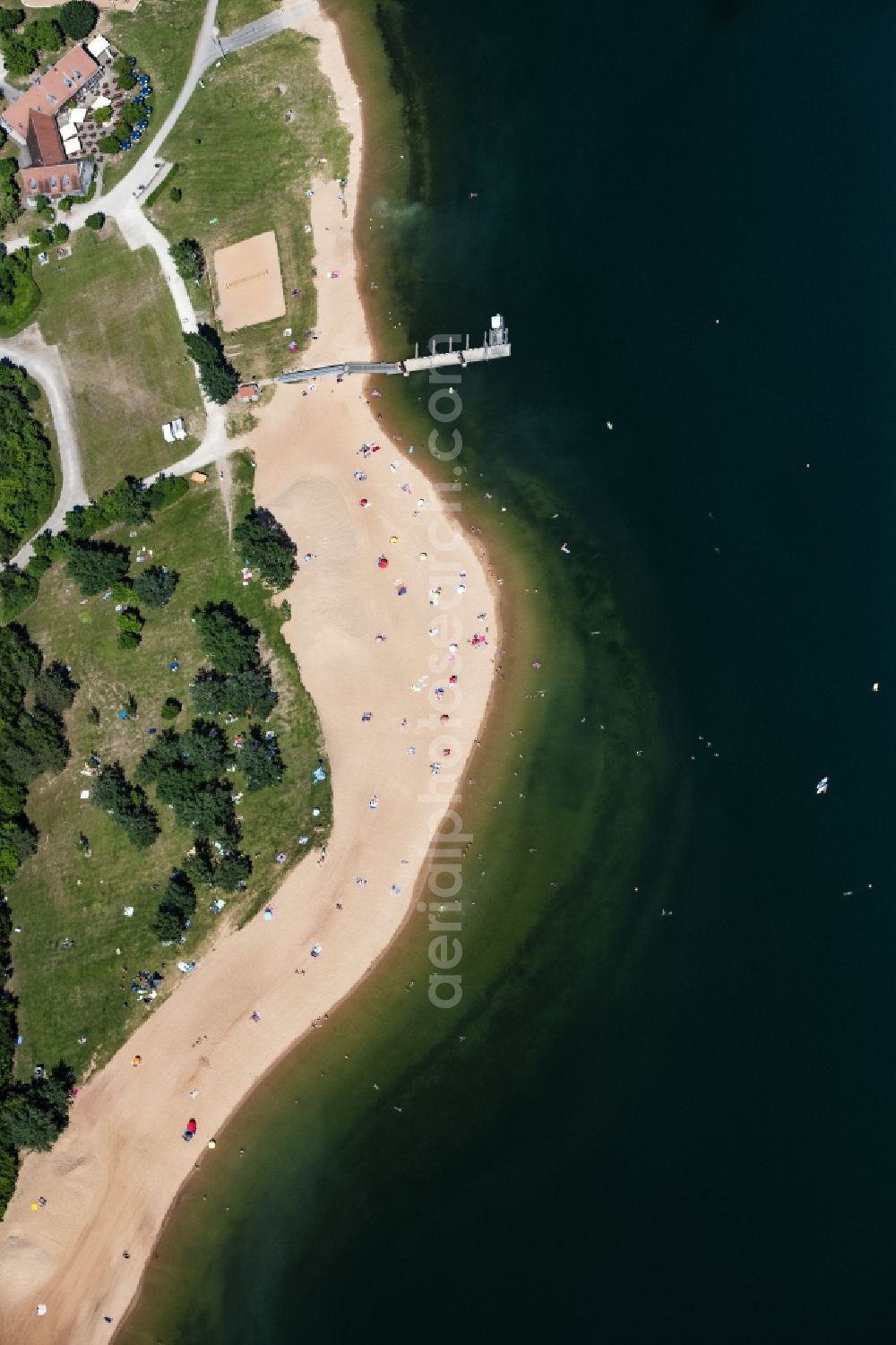 Aerial image Pleinfeld - Sandy beach areas on the Badestrand Allmannsdorf on Brombachsee in Pleinfeld in the state Bavaria, Germany