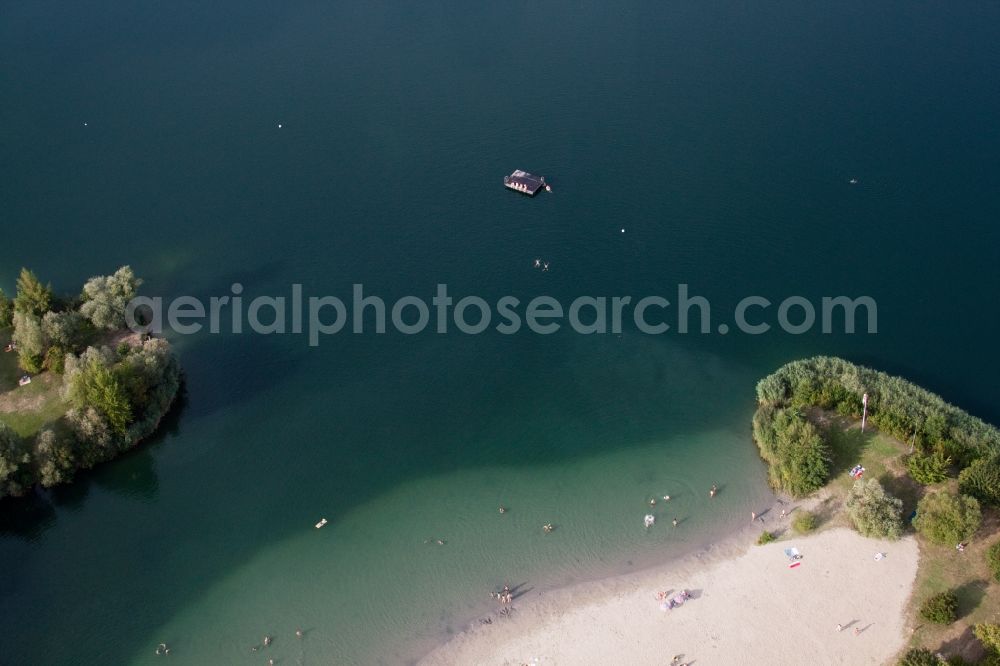 Jockgrim from the bird's eye view: Sandy beach areas on the quarry lake Johanneswiese in Jockgrim in the state Rhineland-Palatinate