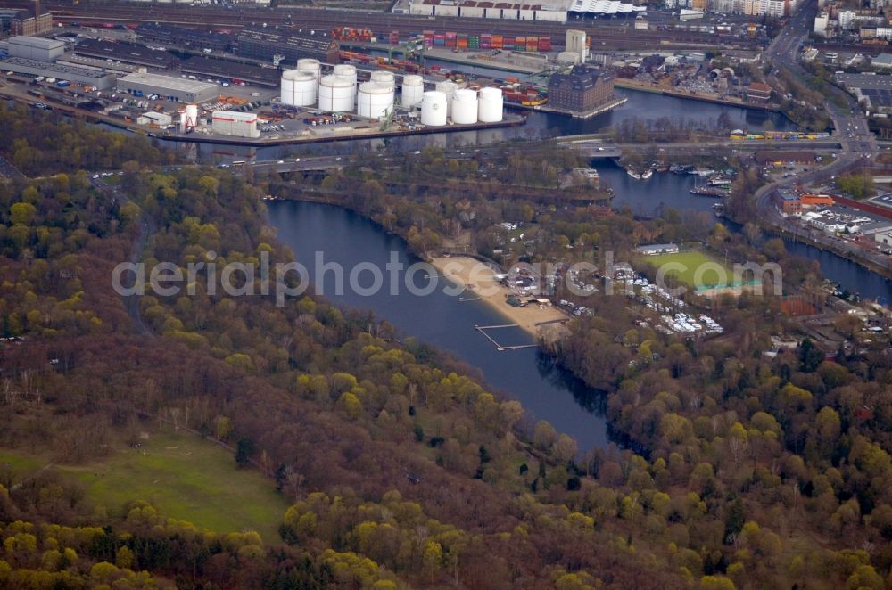 Berlin from the bird's eye view: Sandy beach areas on the Ploetzensee in Berlin, Germany