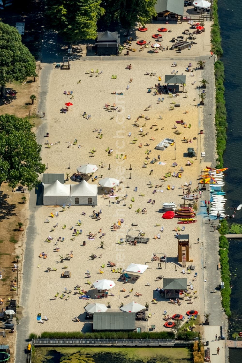 Essen from the bird's eye view: Sandy beach areas on the Seaside Beach Baldeney on Baldeneysee in Essen in the state North Rhine-Westphalia, Germany