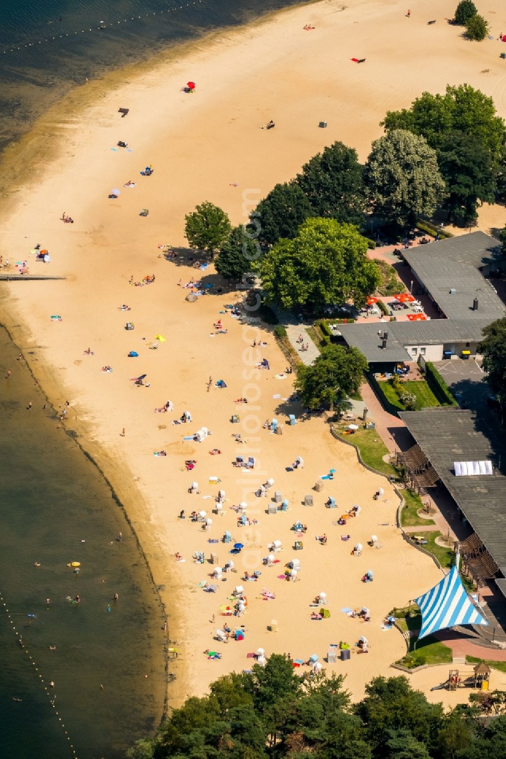 Aerial photograph Haltern am See - Sandy beach areas on the Seebad Haltern on Hullerner Strasse in Haltern am See in the state North Rhine-Westphalia, Germany