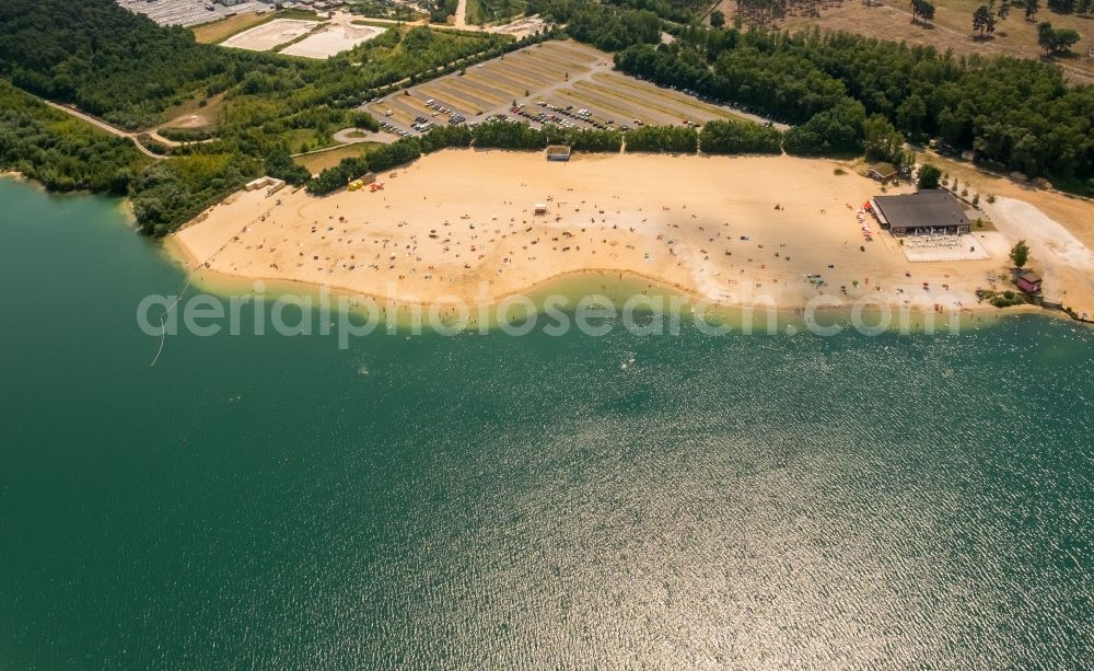 Haltern am See from the bird's eye view: Sandy beach areas on the Silbersee in the district Sythen in Haltern am See in the state North Rhine-Westphalia, Germany