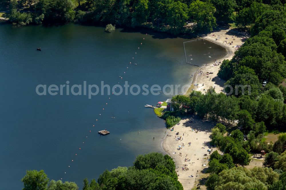 Aerial image Bremen - Sandy beach areas on the Sodenmattsee on street Am Sodenmatt in the district Sodenmatt in Bremen, Germany