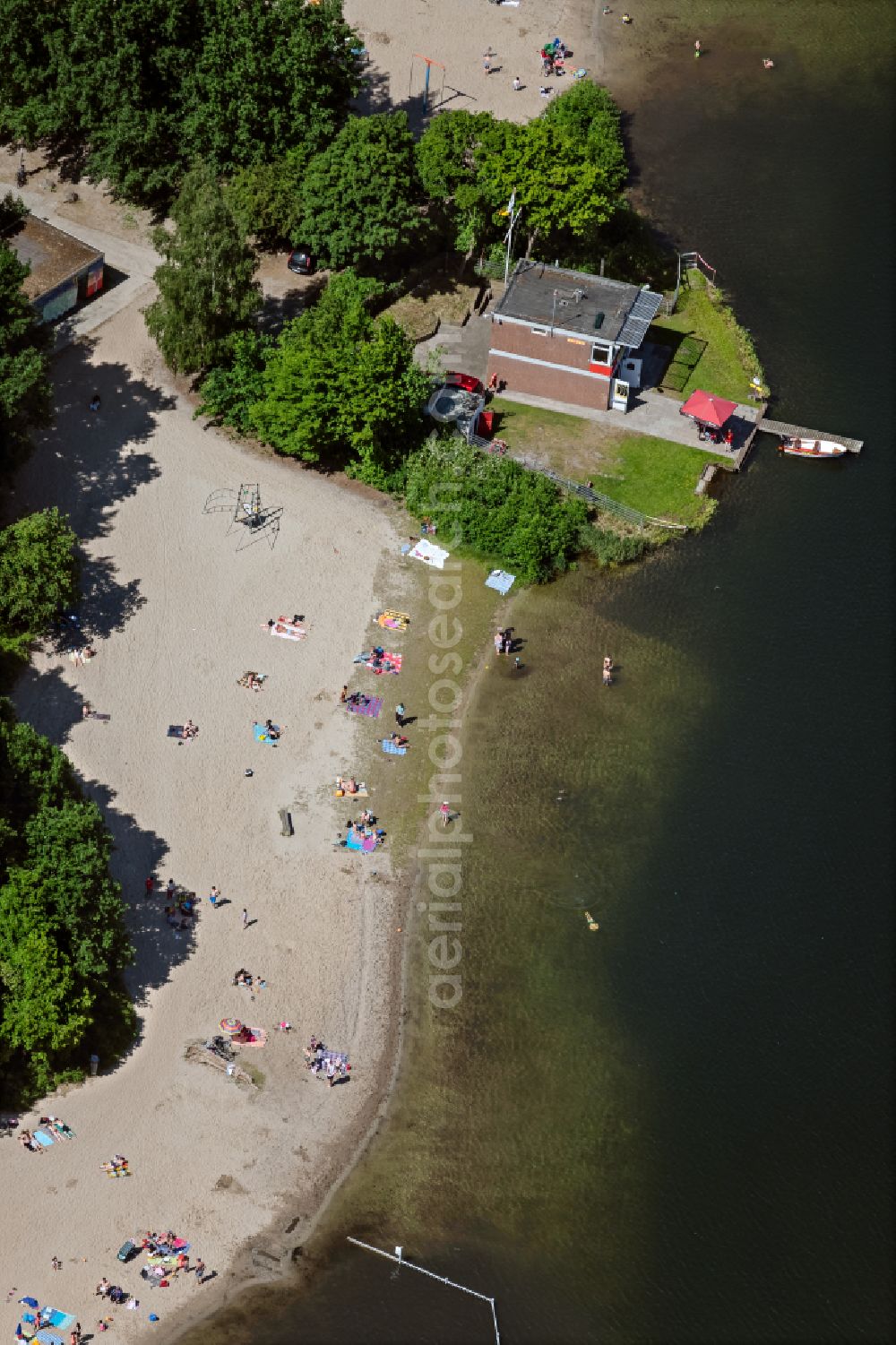 Aerial photograph Bremen - Sandy beach areas on the Sodenmattsee on street Am Sodenmatt in the district Sodenmatt in Bremen, Germany