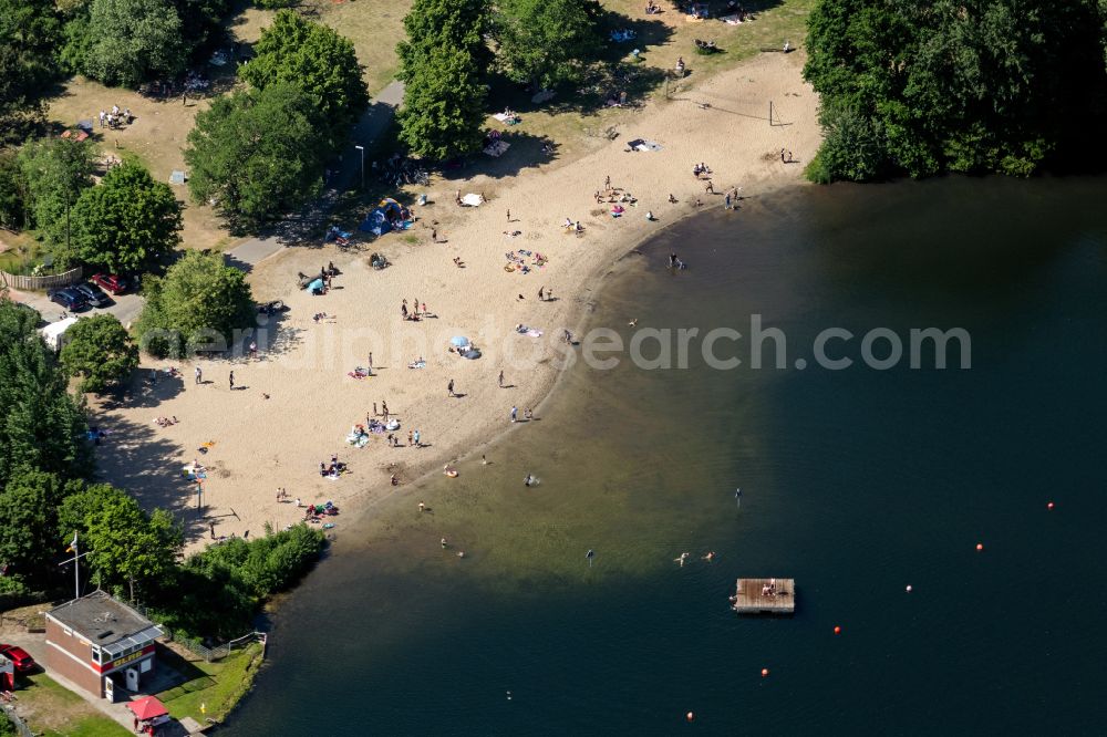 Bremen from the bird's eye view: Sandy beach areas on the Sodenmattsee on street Am Sodenmatt in the district Sodenmatt in Bremen, Germany