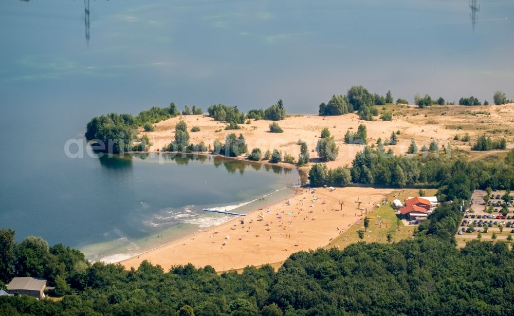 Aerial image Voerde (Niederrhein) - Sandy beach areas on the Tendringersee in Voerde (Niederrhein) in the state North Rhine-Westphalia, Germany