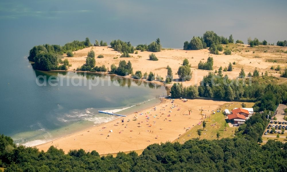 Aerial photograph Voerde (Niederrhein) - Sandy beach areas on the Tendringersee in Voerde (Niederrhein) in the state North Rhine-Westphalia, Germany