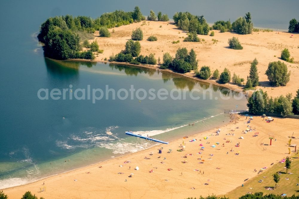 Voerde (Niederrhein) from above - Sandy beach areas on the Tendringersee in Voerde (Niederrhein) in the state North Rhine-Westphalia, Germany