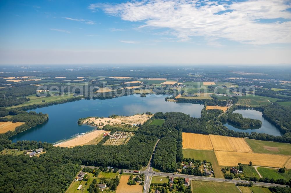 Voerde (Niederrhein) from the bird's eye view: Sandy beach areas on the Tendringersee in Voerde (Niederrhein) in the state North Rhine-Westphalia, Germany