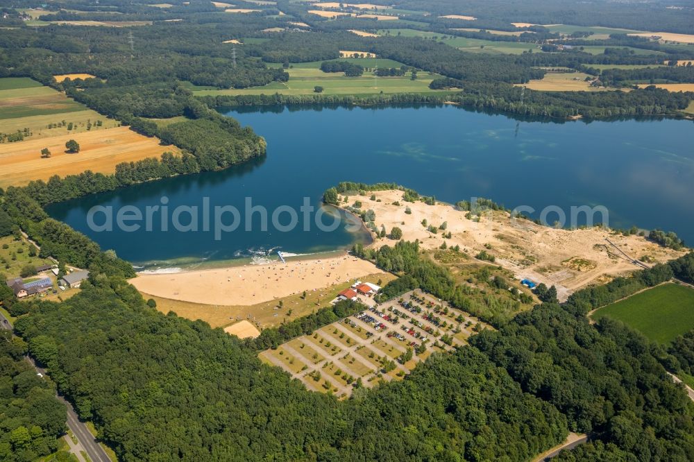 Aerial photograph Voerde (Niederrhein) - Sandy beach areas on the Tendringersee in Voerde (Niederrhein) in the state North Rhine-Westphalia, Germany