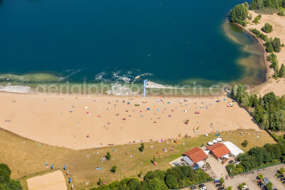 Voerde (Niederrhein) from above - Sandy beach areas on the Tendringersee in Voerde (Niederrhein) in the state North Rhine-Westphalia, Germany