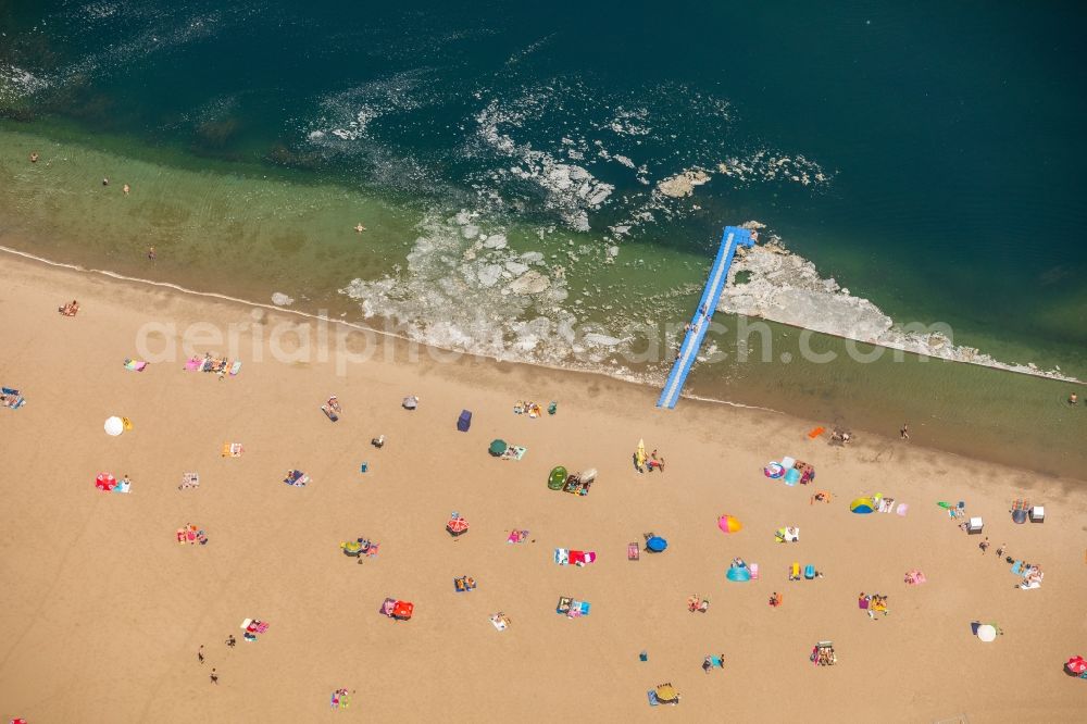 Voerde (Niederrhein) from the bird's eye view: Sandy beach areas on the Tendringersee in Voerde (Niederrhein) in the state North Rhine-Westphalia, Germany