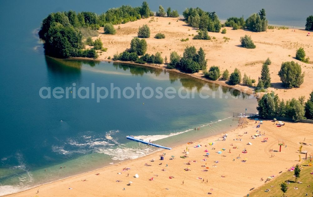 Voerde (Niederrhein) from above - Sandy beach areas on the Tendringersee in Voerde (Niederrhein) in the state North Rhine-Westphalia, Germany