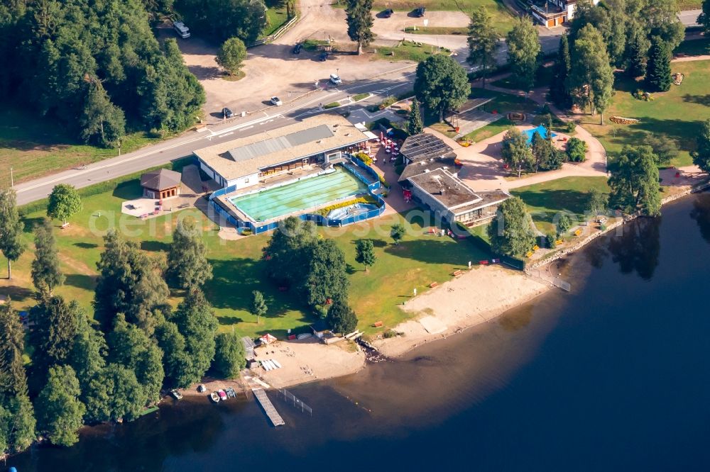 Aerial photograph Titisee-Neustadt - Sandy beach areas on the Titisee in Titisee-Neustadt in the state Baden-Wurttemberg, Germany