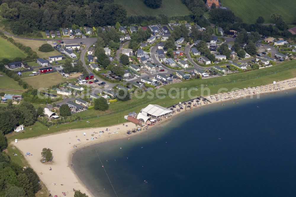 Aerial photograph Wachtendonk - Sandy beach areas on the Wankumer Heidesee in Wachtendonk in the state North Rhine-Westphalia, Germany