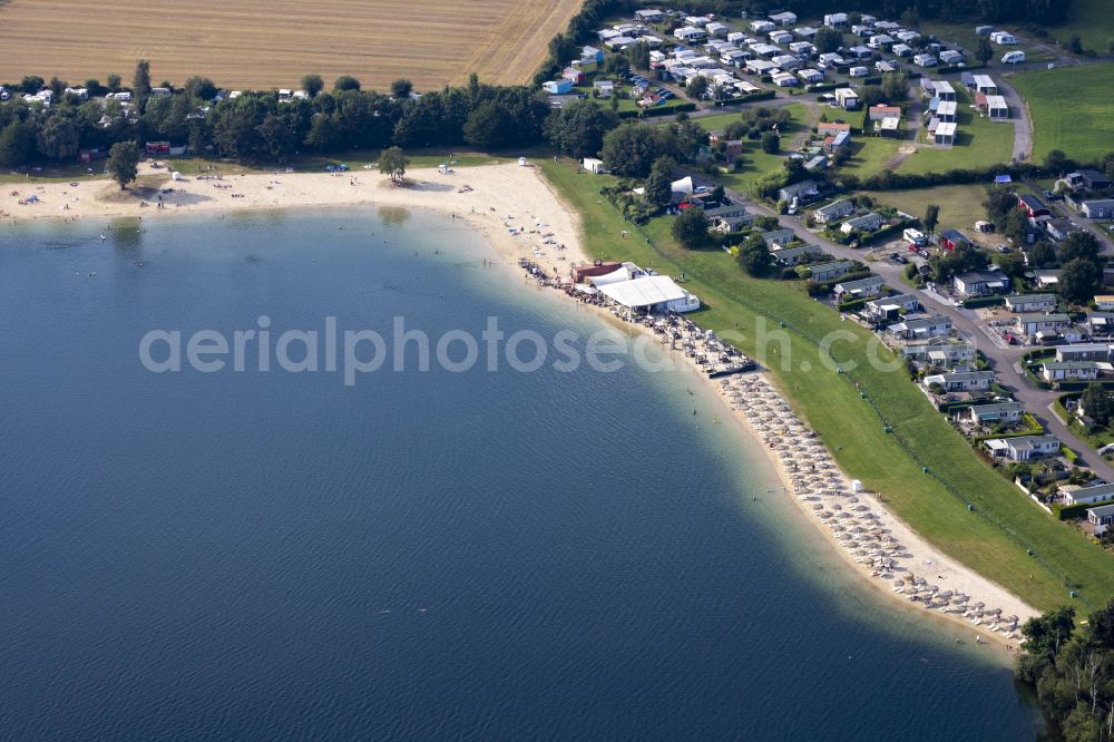 Wachtendonk from the bird's eye view: Sandy beach areas on the Wankumer Heidesee in Wachtendonk in the state North Rhine-Westphalia, Germany