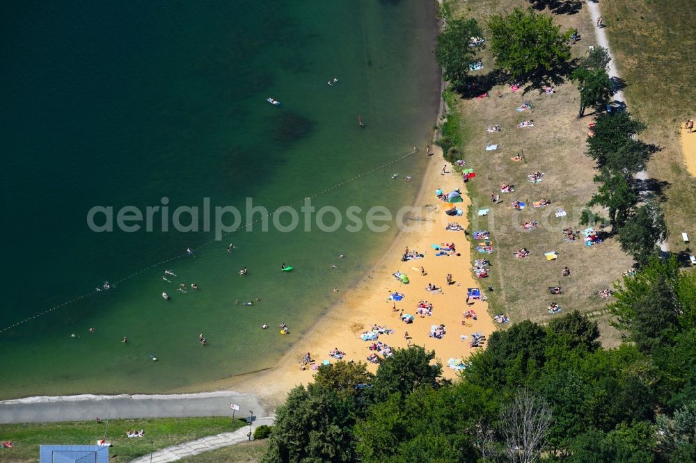 Erfurt from above - Shore areas on the sandy beach of the recreational and recreational park Nordstrand in Erfurt in the state of Thuringia, Germany