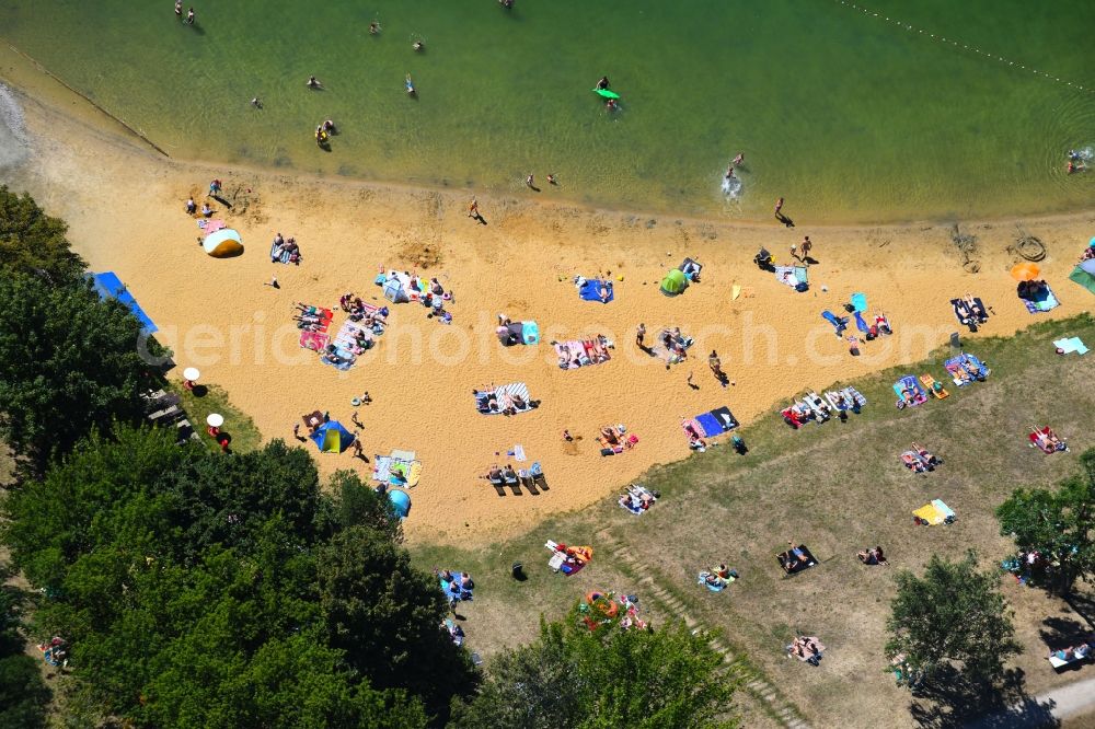 Erfurt from the bird's eye view: Shore areas on the sandy beach of the recreational and recreational park Nordstrand in Erfurt in the state of Thuringia, Germany