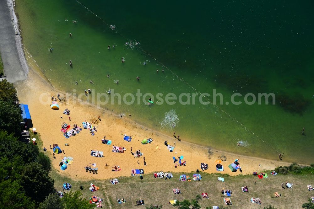 Aerial image Erfurt - Shore areas on the sandy beach of the recreational and recreational park Nordstrand in Erfurt in the state of Thuringia, Germany