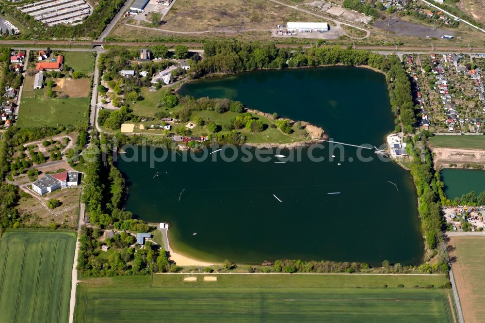 Erfurt from the bird's eye view: Shore areas on the sandy beach of the recreational and recreational park Nordstrand in Erfurt in the state of Thuringia, Germany