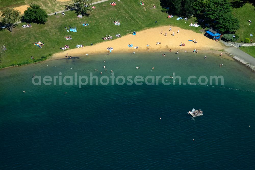 Erfurt from the bird's eye view: Shore areas on the sandy beach of the recreational and recreational park Nordstrand in the district Johannesvorstadt in Erfurt in the state of Thuringia, Germany