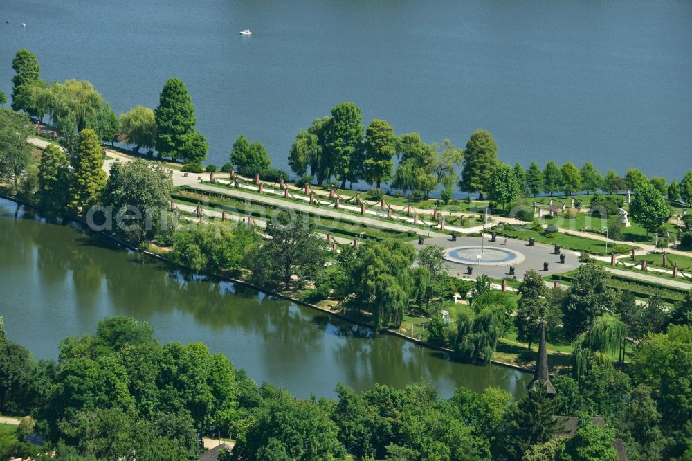 Aerial photograph Bukarest - Riparian areas on the lake Lacul Herastrau to the parks of the island Insula Trandafinlor in Bucharest, Romania