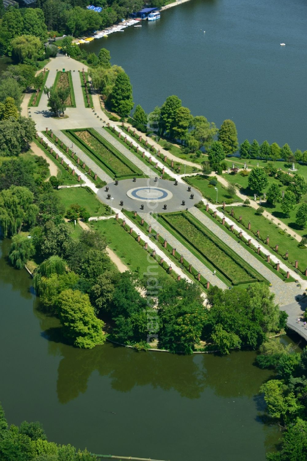 Aerial image Bukarest - Riparian areas on the lake Lacul Herastrau to the parks of the island Insula Trandafinlor in Bucharest, Romania