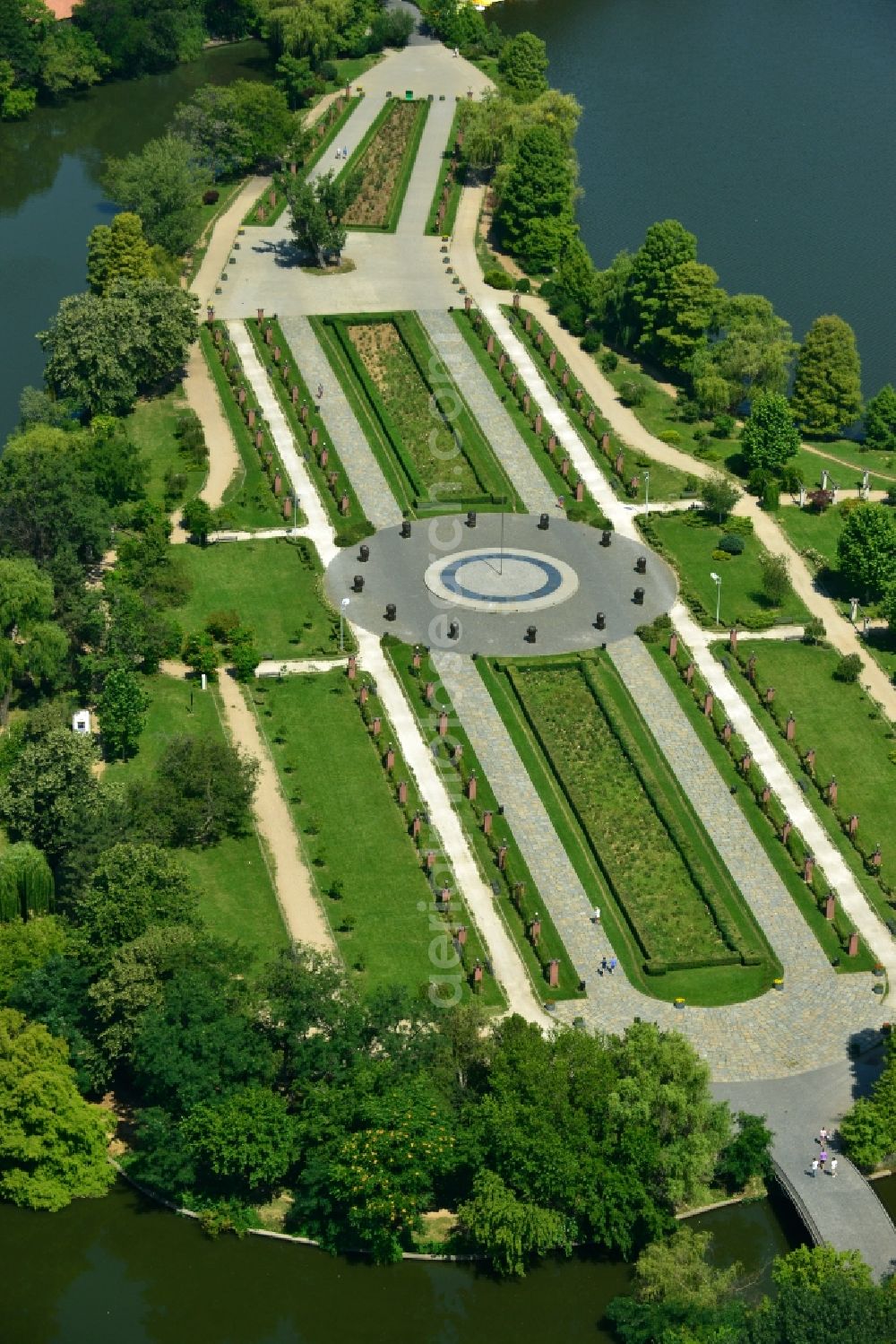 Aerial photograph Bukarest - Riparian areas on the lake Lacul Herastrau to the parks of the island Insula Trandafinlor in Bucharest, Romania