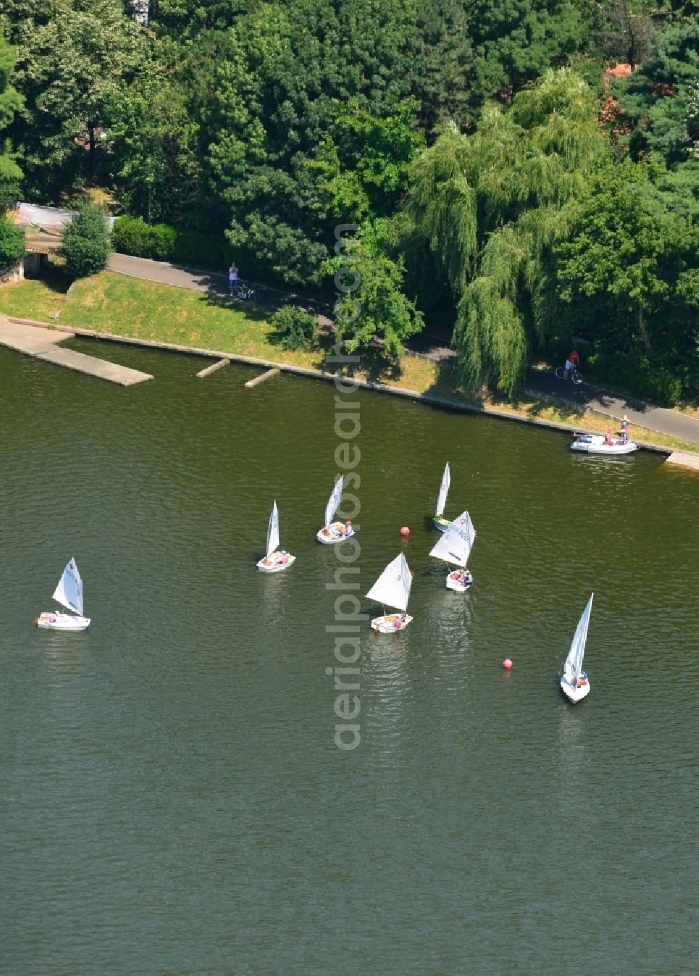 Aerial photograph Bukarest - Riparian areas on the lake Lacul Herastrau to the parks of the island Insula Trandafinlor in Bucharest, Romania