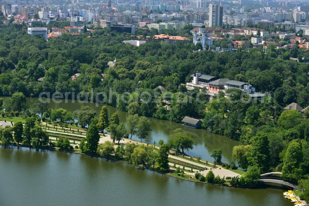 Aerial photograph Bukarest - Riparian areas on the lake Lacul Herastrau to the parks of the island Insula Trandafinlor in Bucharest, Romania