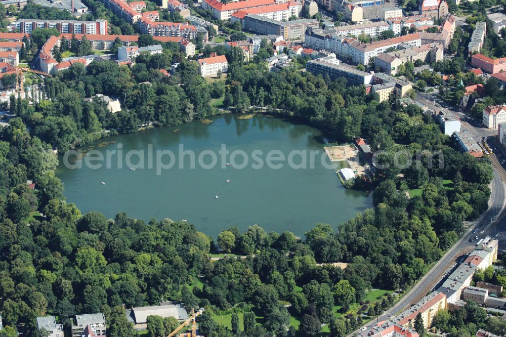 Aerial photograph Berlin - Shore areas of the lake Der Weisse See with the water fountain and the lido Freibad Weissensee in the district Weissensee in Berlin, Germany